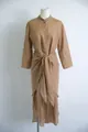 Detail van een bruine ramie midi-jurk met opstaande kraag en een mooie strikceintuur - S / Dresses / tan