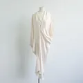 Elegante crèmewitte acetaatjurk met V-hals en gedrapeerd wikkelontwerp op een etalagepop - S / Dresses / Ivoor