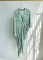 Elegante lichtgroene zijden jurk met abstracte print en onregelmatige gedrapeerde zoom - S / Dresses / Blauwe Print