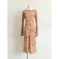 Elegante vestido largo de seda con estampado floral, manga larga y cuello redondo - S / Vestidos / Rosas en la niebla