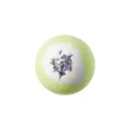 Bomba de baño verde refrescante con polvo blanco y flores de lavanda secas decoradas - Aroma a menta