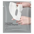 Vue détaillée d'un masque facial au collagène blanc tenu au-dessus de l'emballage. - Collagène Profond / Pièce Unique