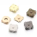 Primer plano de hebillas magnéticas de hierro de 14 mm en cinco colores metálicos - Colores Mezclados al Azar