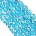 Vue rapprochée de perles en verre facetté bleu clair avec un fini iridescent pur - Diamètre Extérieur 6mm Trou Environ 1.3mm (Environ 90 Pièces) / Bleu Lac AB