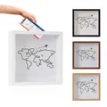 Gros plan d'un cadre de voyage avec carte du monde pour conserver les talons de billets - Nouveau Tour du Monde (Grand Avion) / 20x20cm / Blanc