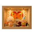 Vista detallada de un diorama en caja de sombra iluminada con figuritas y muebles. - Estilo Madera Natural (Sin Pack de Regalo) / Hueco de 7.2cm (Ranurado lateral)