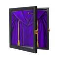 Cornice per esposizione da 20 pollici nera con una toga di laurea viola all'interno - Venatura del Legno Nero Quadrato 13x13pollici