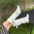 Stijlvolle witte kniehoge laarzen met decoratief gespdetail in een prachtige buitenomgeving - 38 / Standaard Kuit / 8cm Hak / Wit