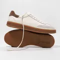 Klassische weiße Leder-Sneaker mit Gummisohle und Wildlederbesatz im minimalistischen Stil - 38 / German Training Shoes Stil (8069) / Weiß