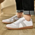 Detailweergave van retro witte lederen German Army Trainers met grijze suède overlays en gumzool - 38 / Grijswit
