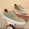 Mocassini casual da uomo in pelle scamosciata kaki con suola bianca in vero cuoio - 38 / Mocassini in Camoscio Smerigliato (3318) / Colore sabbia