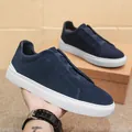 Mocassini da uomo in pelle scamosciata blu navy con suole piatte in gomma bianca - 38 / Mocassini Casual alla Moda(3318) / Blu