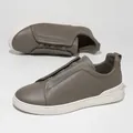 Dettaglio delle sneakers da uomo in vera pelle color talpa con comode suole bianche spesse. - 38 / Scarpe Casual da Board (2702) / Grigio