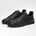 Vista dettagliata di sneaker da uomo in pelle nera martellata con design slip-on - 38 / Scarpe Casual da Board (2702) / tutto nero