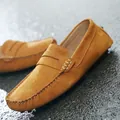 Mocassins classiques en daim camel pour hommes avec coutures élégantes - 38 / Jaune