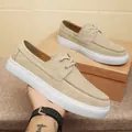 Stijlvolle heren casual suède loafers in kaki beige met witte rubberen zolen - 38 / Casual Loafers (9155) / Zandkleur