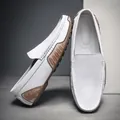 Makroansicht von weißen Leder-Loafers für Herren mit Fokus auf Nähte und Gummisohle. - 38 / Weiß