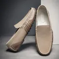 Detailansicht der khakifarbenen Leder-Loafer für Herren mit handgenähten Details - 38 / Sandfarben