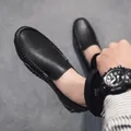 Primer plano detallado de mocasines de conducción de cuero negro de primera calidad - 38 / Zapatos de Conducir (7700) / Negro