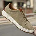 Mocassini casual da uomo in pelle scamosciata kaki con dettagli in pelle bovina e suola bianca. - 38 / Mocassini Casual da Uomo(2305) / Kaki