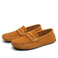 Mocassins classiques en daim marron pour hommes avec coutures mocassin et semelle à picots - Brun Clair