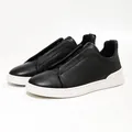 Sneaker slip-on in pelle di vacchetta nera con suole bianche a contrasto da uomo. - 38 / Scarpe Casual da Board (2702) / Bianco e nero