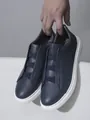 Sneaker casual da uomo in vera pelle blu navy con fasce elastiche incrociate - 38 / Mocassini con fettuccia elastica (1001) / Blu scuro