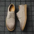 Scarpe brogue da uomo in camoscio beige con classici dettagli traforati a coda di rondine - 38 / Scarpe in Pelle Casual Brogue (ML-3058) / Colore sabbia