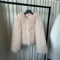 Dettaglio ravvicinato di un cappotto in ecopelliccia rosa per la moda autunno inverno - Taglia S / Top / Rosa