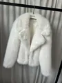 Nahaufnahme einer weißen Kunstpelzjacke mit Reverskragen am Kleiderbügel für den Winter. - S / Oberteile / Weiß
