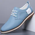 Hellblauer Herren-Freizeitschuh aus Leder mit handgenähter Sohle und weißen Schnürsenkeln - 38 / Blauer Litschitextur-Stil (9191) / Blau