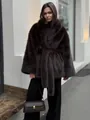 Detailansicht eines dunkelbraunen Kunstpelzmantels mit Gürtel für Damen im Street-Look. - S / Oberteile / Kaffeebraun