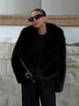 Eleganter schwarzer Kunstpelzmantel mit weichem Schalkragen für luxuriösen Winterstil - S / Oberteile / Schwarz