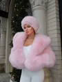 Detailansicht einer luxuriösen rosa Kunstpelzjacke mit passender Mütze im Freien - XS / Oberteile / Rosa