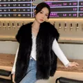 Elegante schwarze Webpelzweste mit V-Ausschnitt für die Damenmode im Herbst und Winter. - S / Oberteile / Schwarz