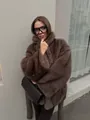 Elegantes Modell in einem hochwertigen braunen Webpelzmantel mit Gürtel in einer Straße - XS / Oberteile / Dunkelbraun