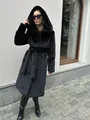 Κομψό μακρύ μαύρο παλτό από συνθετική γούνα με ζεστή κουκούλα και ζώνη στη μέση - S / Tops / Μαύρο