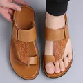 Heren leren teenslippers in bruin met getextureerd patroon en teenlus - 38 / Tan