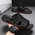 Heren slippers van zwart leer met rode bies en antislipzool voor buiten in de zomer - 38 / Zwart (1122)