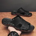 Luxe zwarte lederen slippers voor heren met witte stiksels en metalen klinknagels - 38 / Trendy Slides (1133) / Zwart
