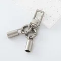 Detalle del cierre cuadrado de níquel mate con anillos de resorte y terminales de campana. - Set de 5 piezas