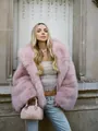 Professionelles Modell in einem luxuriösen rosafarbenen Kunstpelzmantel mit Kapuze - XS / Webpelzjacke mit Kapuze (YS552605) / Rosa / Oberteile