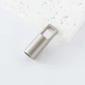 Vue rapprochée d'un embout de cordon métallique carré argenté mat pour porte-clés DIY - Breloque Cloche