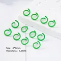Detalle de anillas abiertas de metal lacado verde de 1,2x8 mm para joyería. - 8mm / Verde