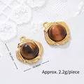 Detail of round 18K gold-plated tiger eye pendants with dimensions and weight - Lace Round