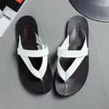 Elegantes chanclas de cuero blanco y negro para hombre, cómodas sandalias de playa de verano - 40 / Estilo Blanco (D52) / Blanco
