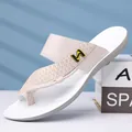 Elegantes sandalias de playa beige para hombre con anillo en el dedo y estilo coreano - 40 / Estilo de Anillo de Dedo con Estampado de Letras (K5110) / Blanco