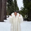 Elegante extra lange witte jas van imitatiebont voor dames voor winterwarmte en luxe - S / Tops / Wit
