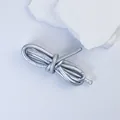 Detailaufnahme von 5 mm silberner geflochtener PU-Lederschnur für DIY-Schmuck - Silber