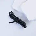 Nahaufnahme einer 5mm schwarzen Lederschnur mit Steppnaht für DIY-Handwerksprojekte. - Schwarz